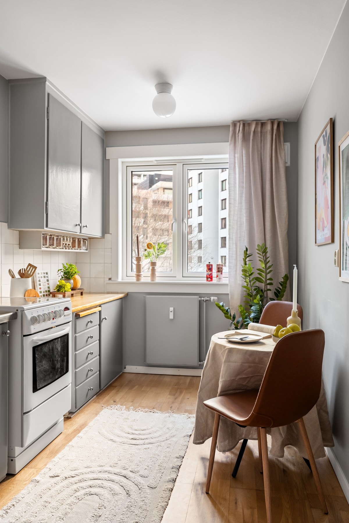 Godt med lysinnslipp til kjøkkenet. Galleribilde