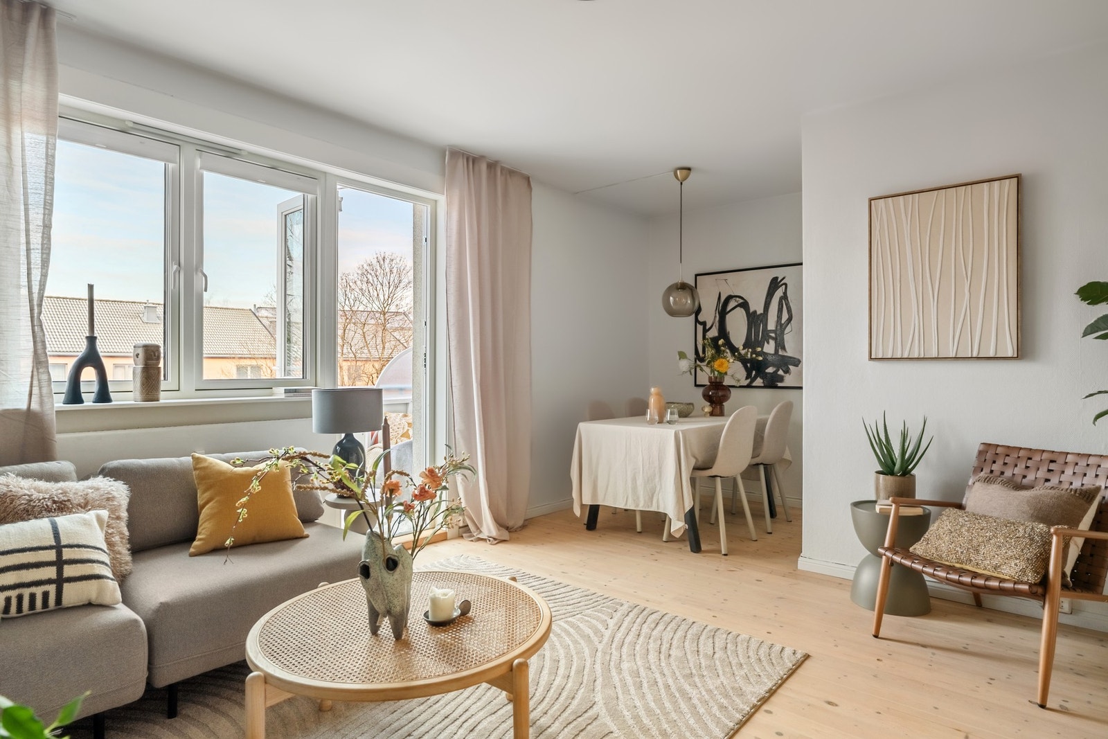 Selv om du skulle flyttet kjøkkenet ut i stuen, får du likevel en fin stue med flere møbleringsmuligheter. Galleribilde