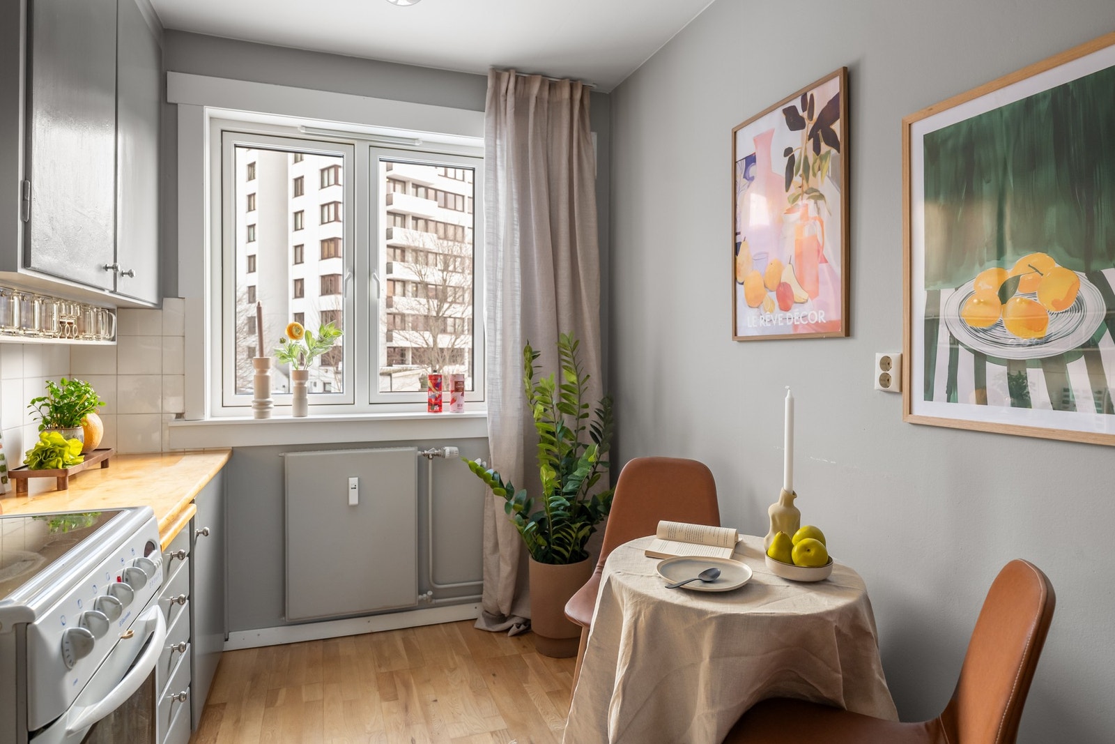 Det er plass til frokostbord på kjøkkenet. Galleribilde