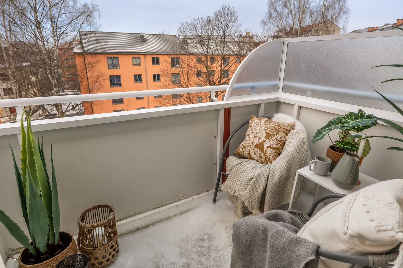 Her kan du nyte solen store deler av dagen, et sted som gir boligen et ekstra løft. Galleribilde