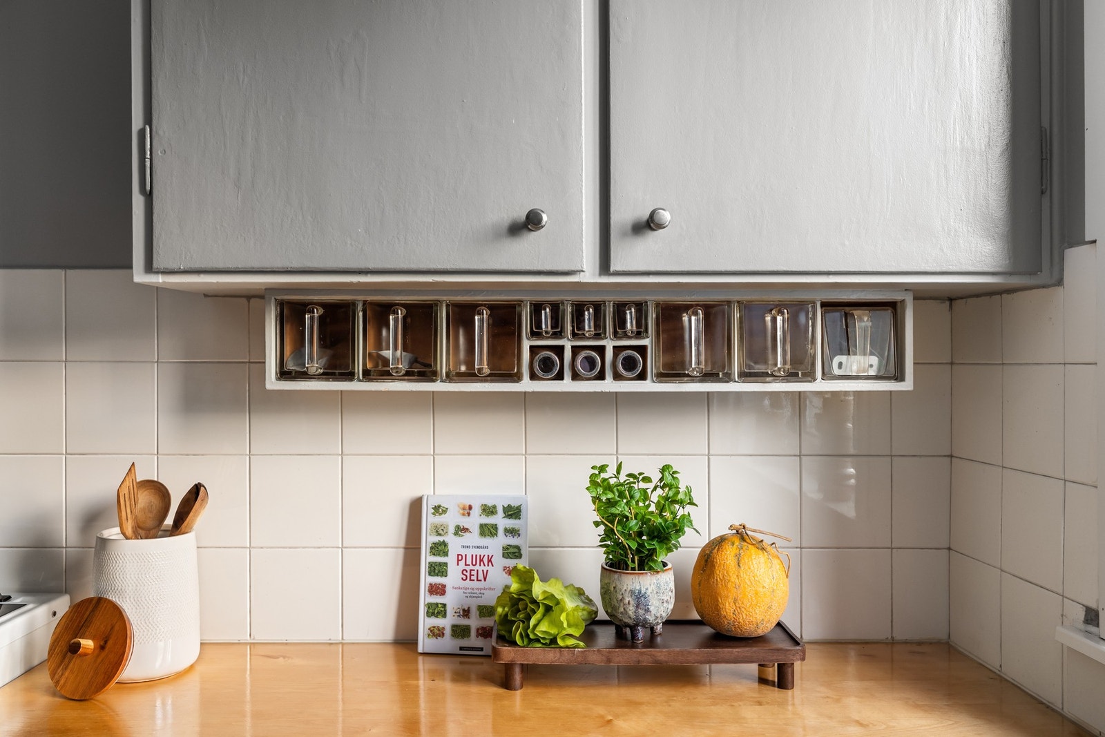 Kjøkkenet byr på sjarmerende løsninger. Galleribilde