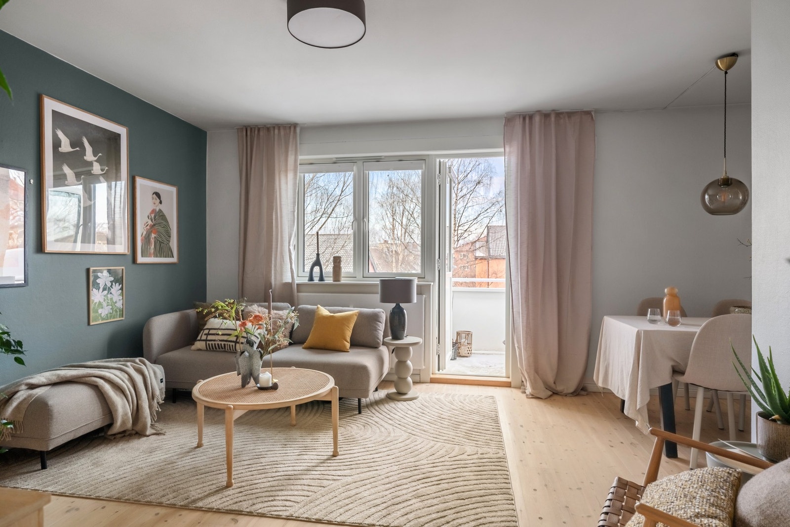 Stuen er et lyst og behagelig samlingspunkt med god plass til både avslapning og sosiale stunder. Galleribilde