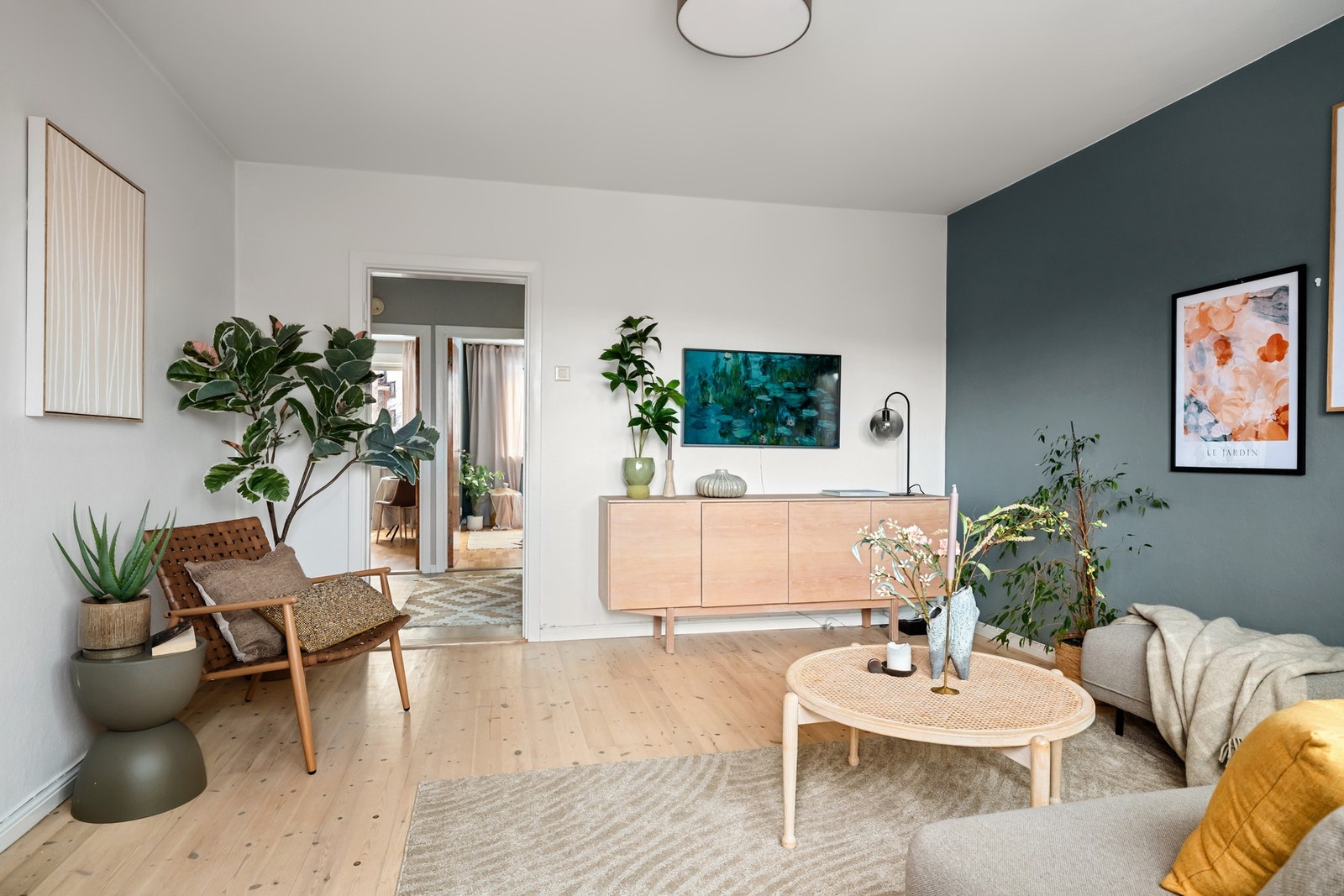 Leiligheten har en gjennomgående planløsning som gir lys og romfølelse fra start til slutt. Dagslyset strømmer naturlig gjennom hele boligen. Galleribilde