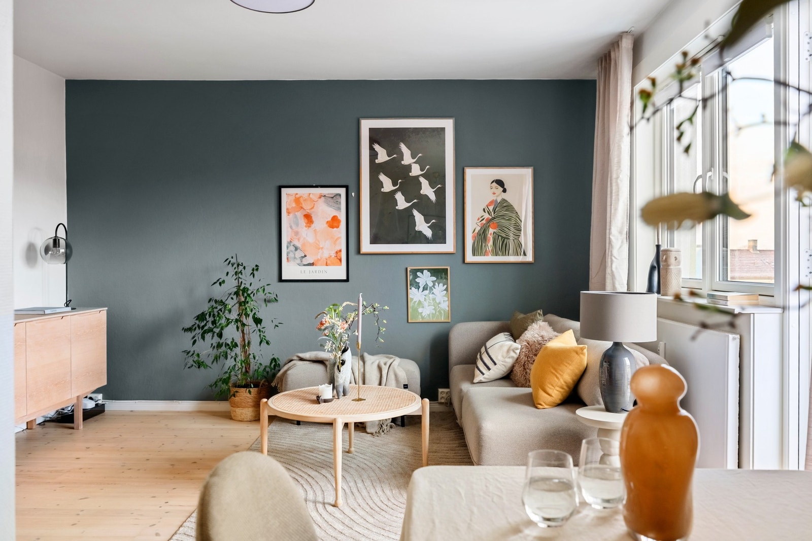 Stuens gode utforming gjør det enket å møblere etter eget ønske. Galleribilde