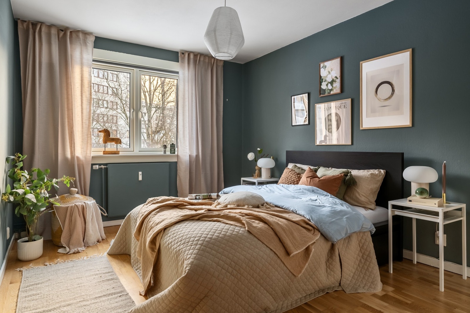 Tre inn i et lunt og behagelig soverom hvor ro og lys spiller sammen. Plass til dobbeltseng, nattbord og garderobeløsning. Galleribilde