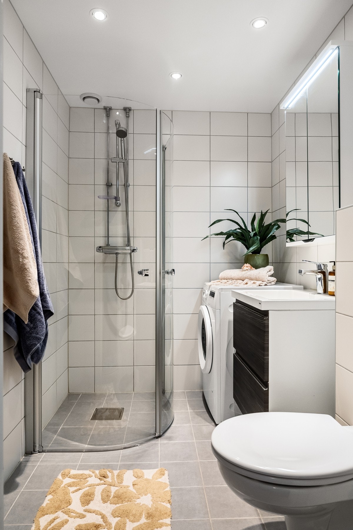 Badet ble pusset opp i 2016 i regi av borettslaget og har flislagte overflater som gir et moderne og stilrent uttrykk. Galleribilde