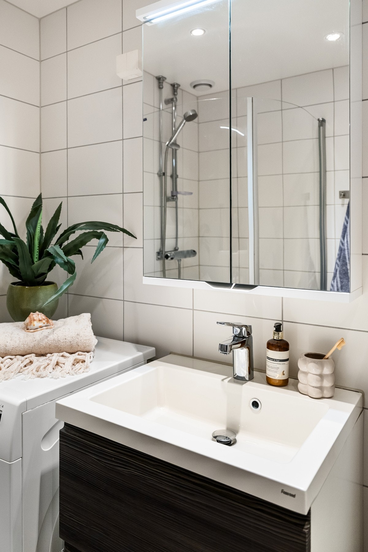 Det er opplegg for vaskemaskin på badet. Galleribilde