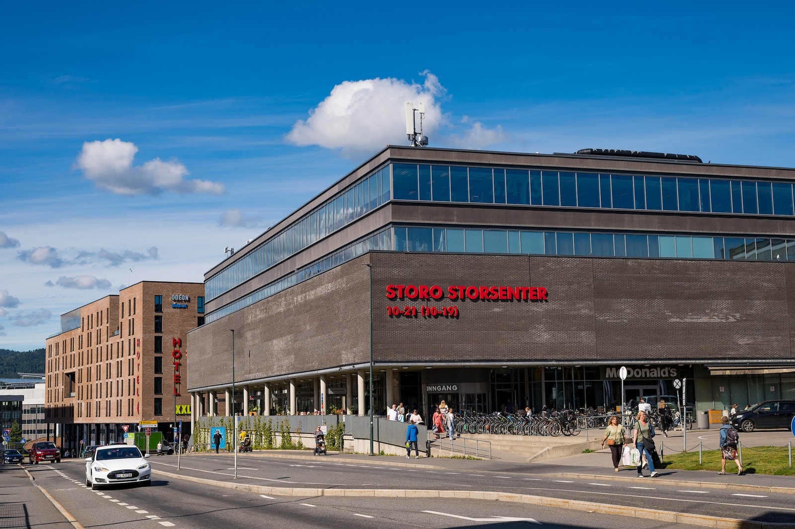 Gangavstand til bl.a. Storo Storsenter, et moderne kjøpesenter med et bredt spekter av butikker, kaféer og tjenester. Galleribilde