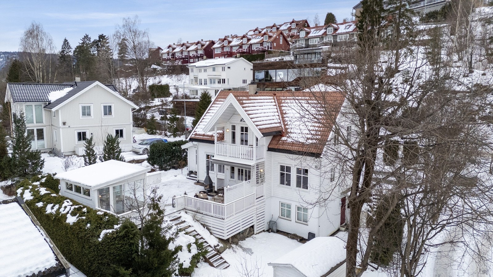 Godt utnyttet tomt med stor terrasse, hagestue og utebod for oppbevaring av hagemøbler, redskaper, sykler o.l. Galleribilde