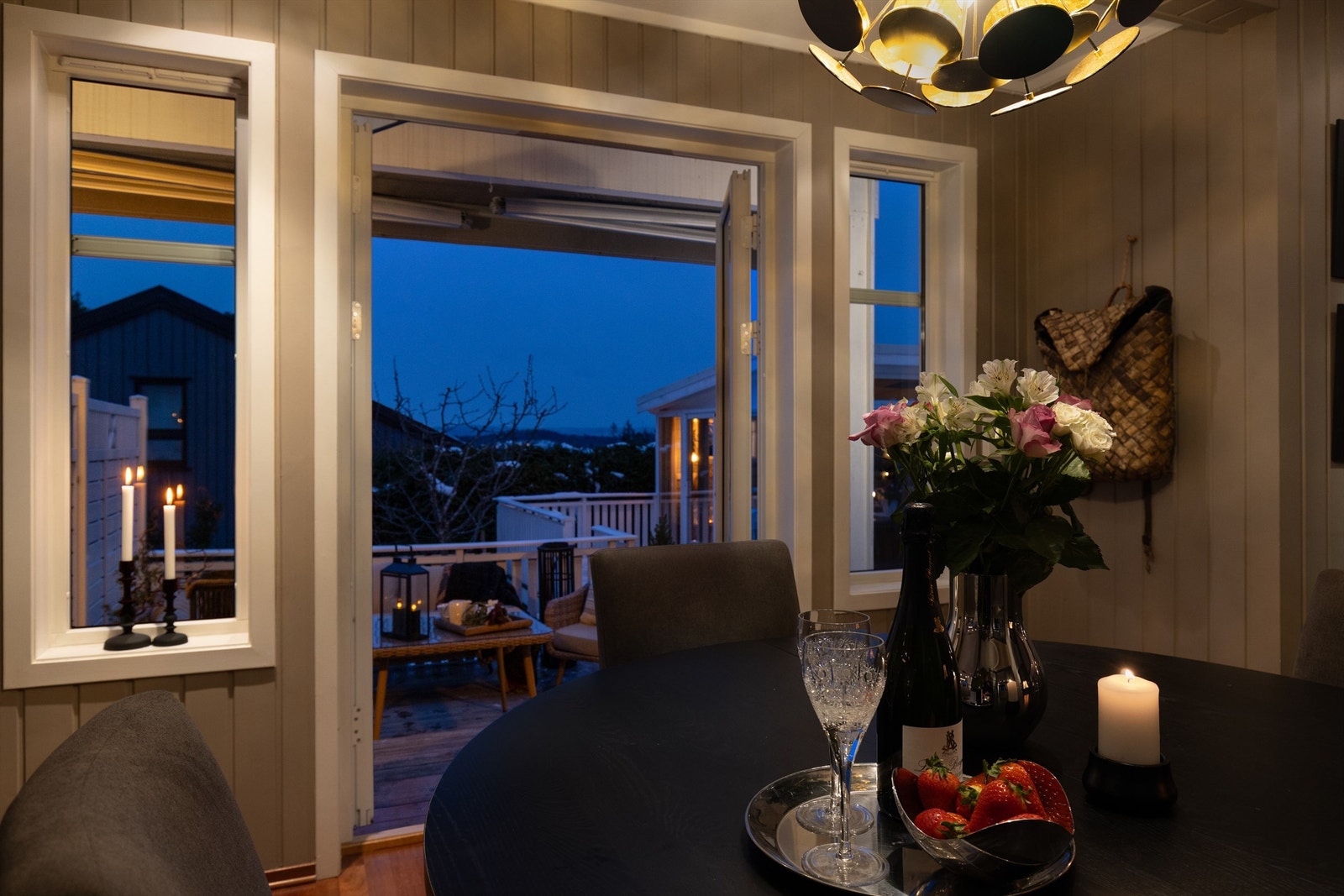 Kveldsstemning i spisestuen Galleribilde