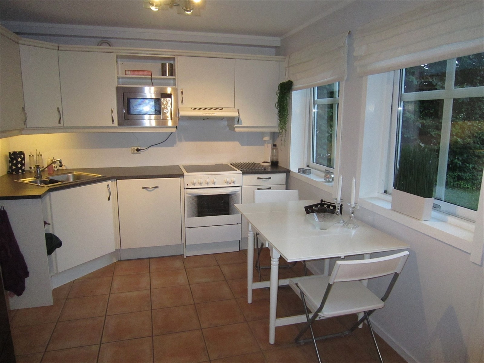 Hybel med romslig kjøkkenkrok Galleribilde