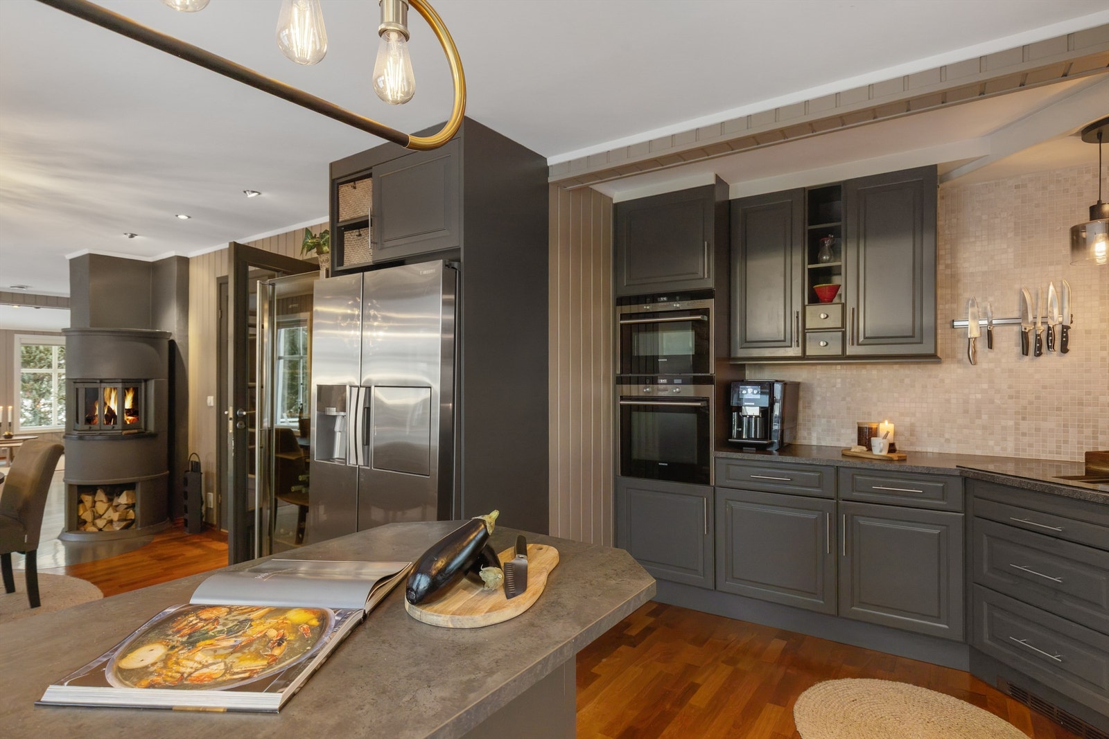 Praktisk kjøkkenløsning med dobbel komfyr m/mikro og side-by-side kjøl/frys Galleribilde