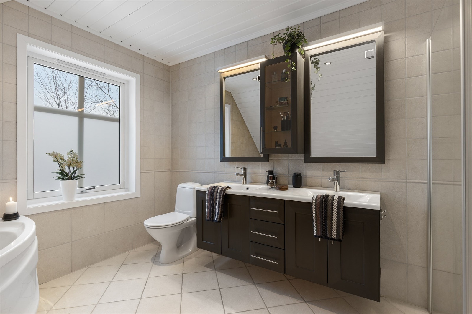 Bad med 2 vasker Galleribilde