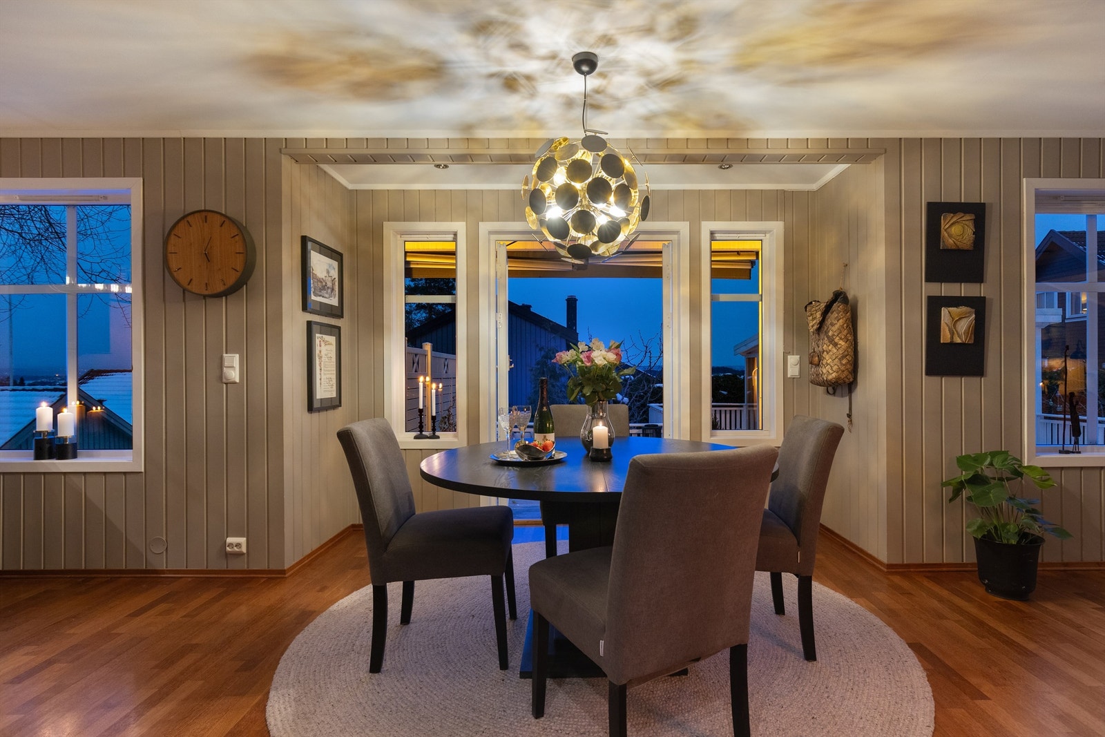 Kveldsstemning i spisestuen Galleribilde