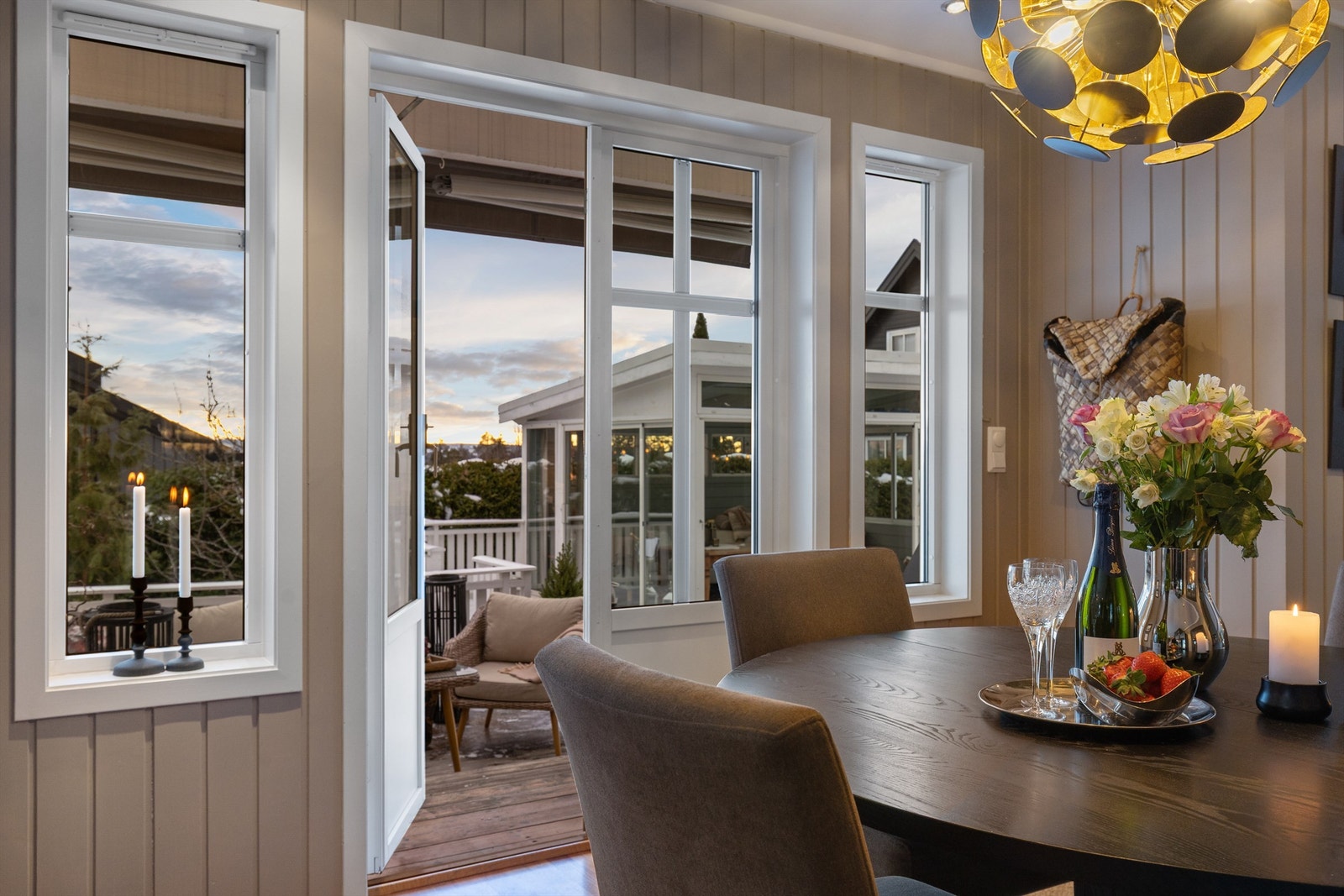 Spisestue med utsikt til terrasse Galleribilde