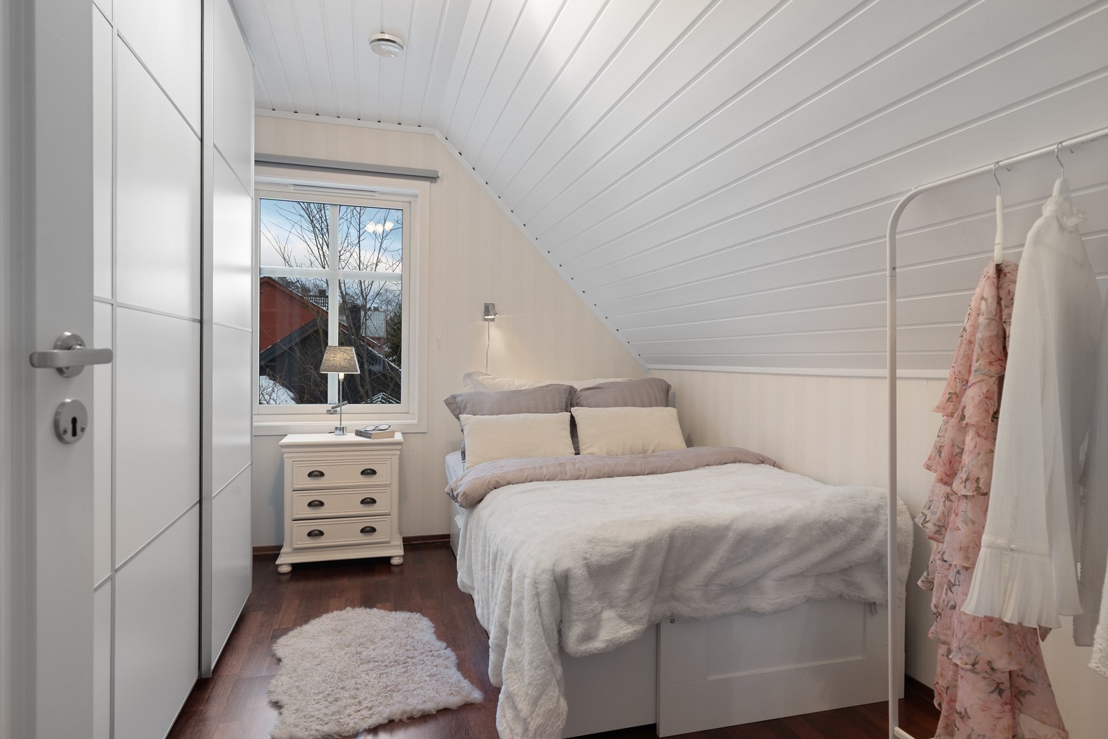 Soverom 2 med stor skyvedørsgarderobe Galleribilde