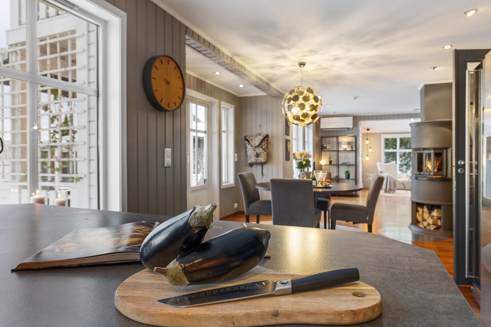 Kjøkkenløsning med nærhet til spisestue Galleribilde