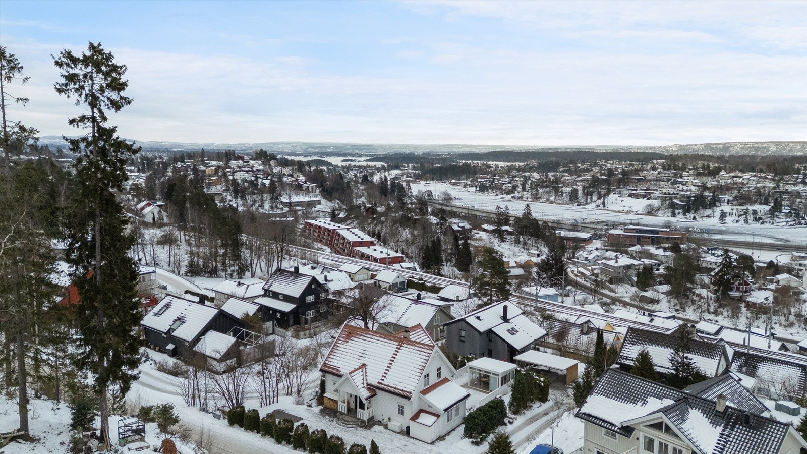 Boligen ligger i et attraktivt og hyggelig boligområde. Her har du nærhet til et mangfold av tur- og rekreasjonsområder i Vestmarka og langs fjorden som kan benyttes sommer som vinter Galleribilde