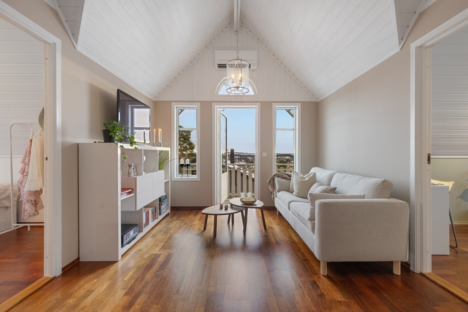 Loftstue med panoramautsikt med flerbruksmuligheter Galleribilde