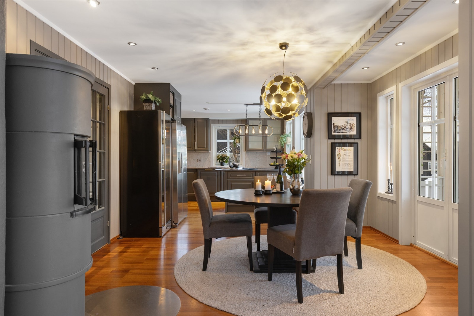 Spisestue sett mot kjøkken Galleribilde