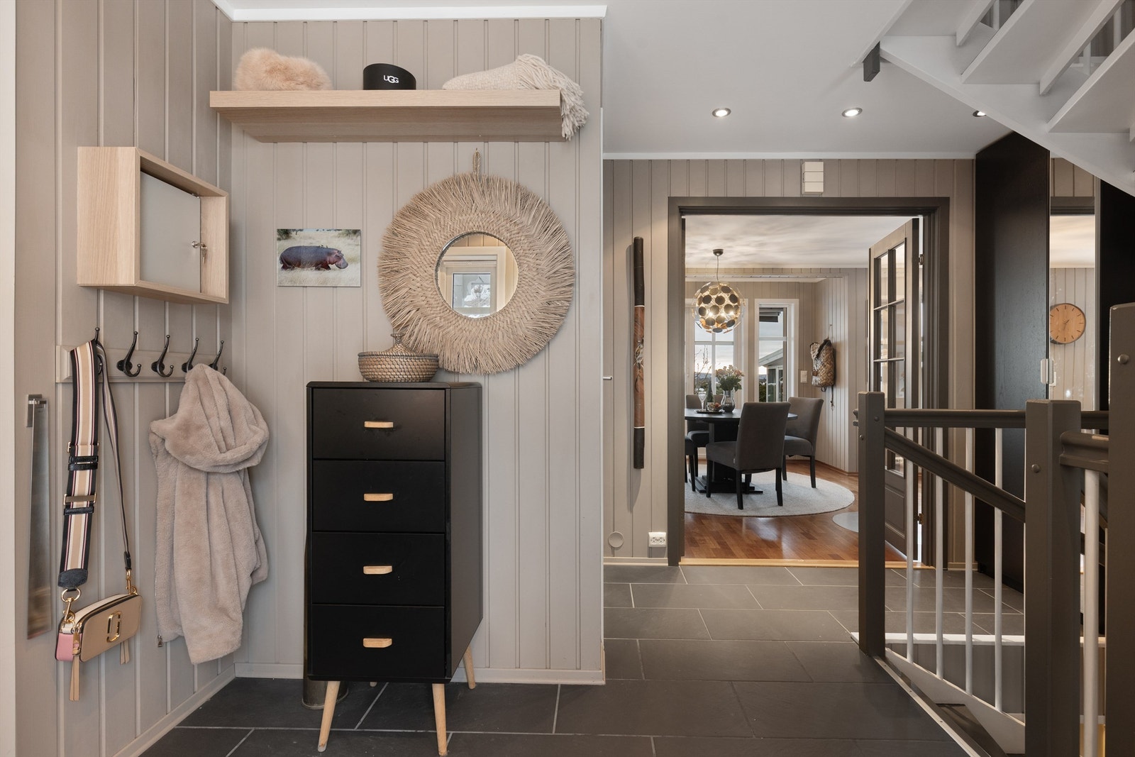 Entré med speilgarderobe Galleribilde