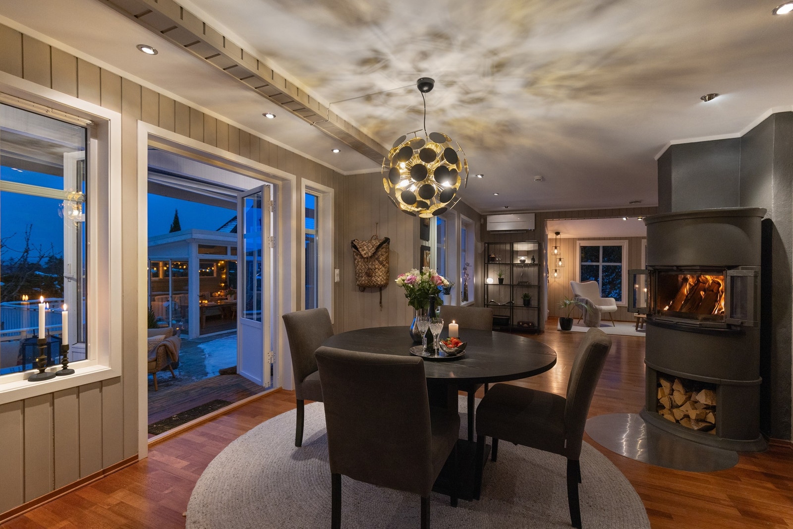 Kveldsstemning i spisestuen Galleribilde