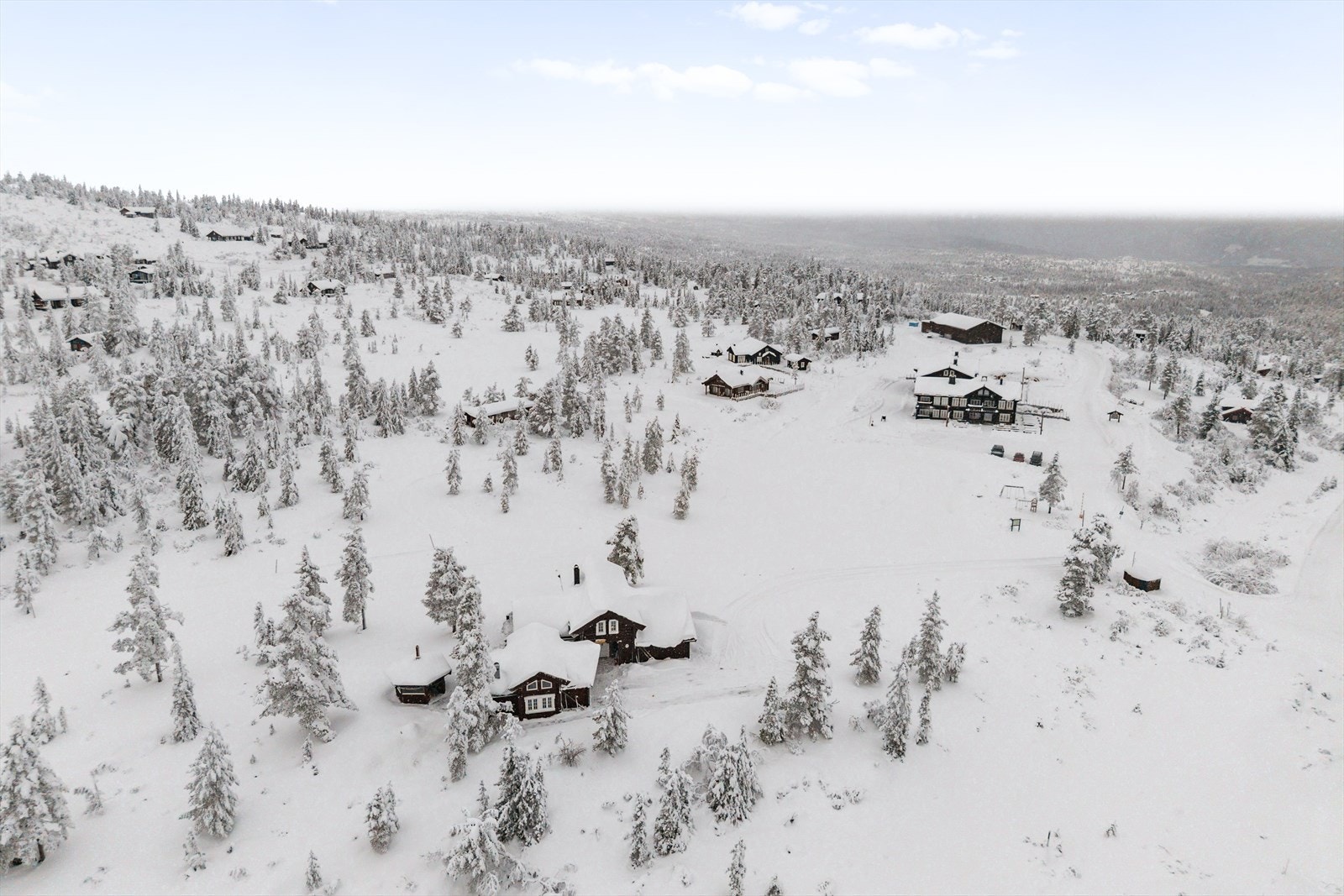 Her får du en hytte til deg som enten ønsker god plass til storfamilien, gjester som kan bo for seg selv, eller en løsning som passer perfekt for flere generasjoner. Galleribilde