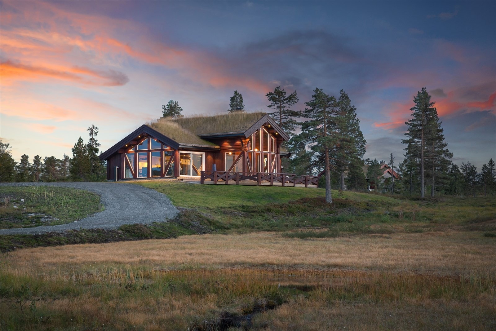 Her får du en hytte du fint kan nyte vakre solnedganger. Galleribilde