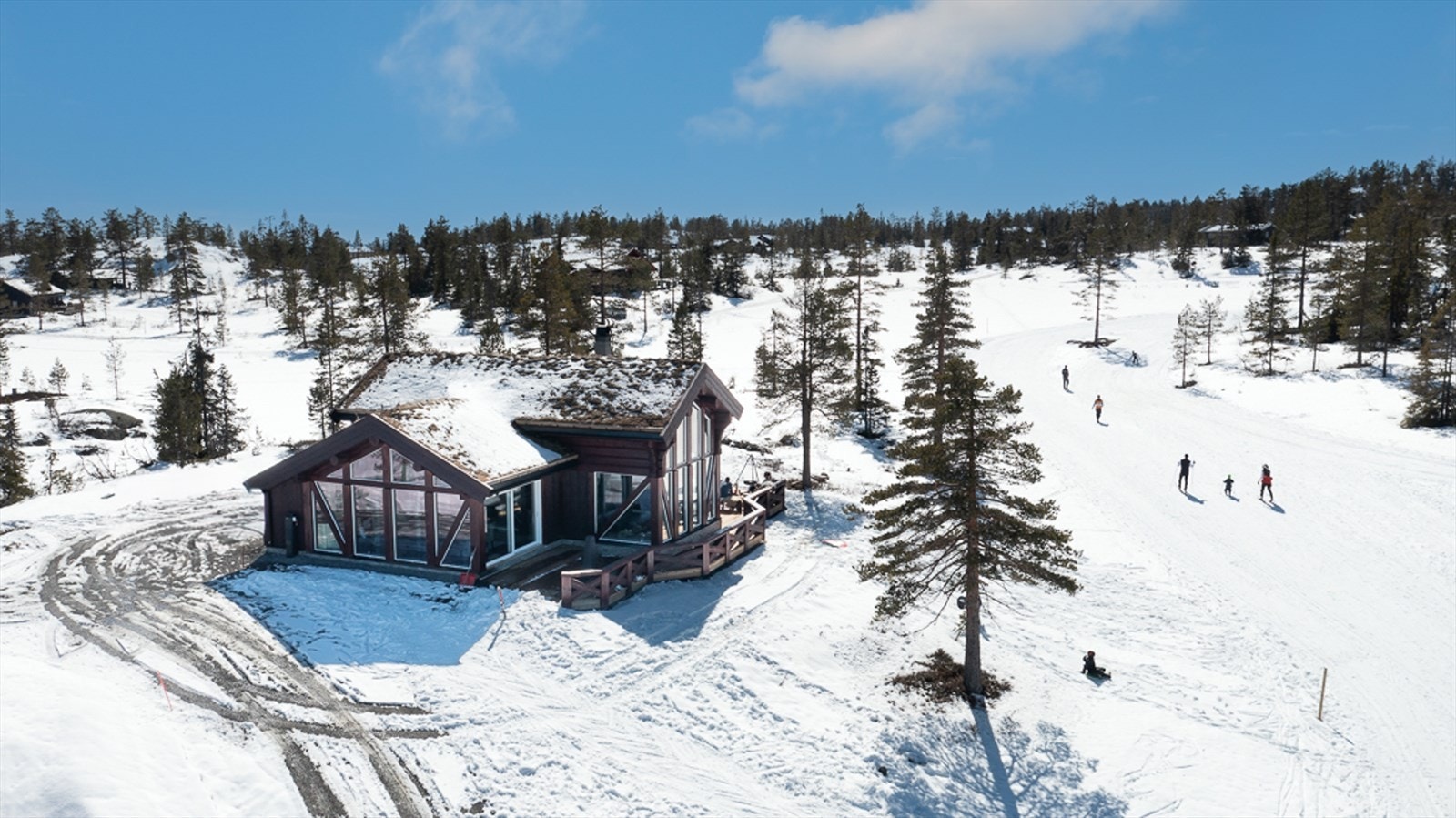 Her får du en beliggenhet som virkelig leverer: kun ca. 300 meter til Blestua og butikken, preparerte skiløyper bare få meter fra hytteveggen, og en solgang som lar deg nyte lyset hele dagen. Galleribilde