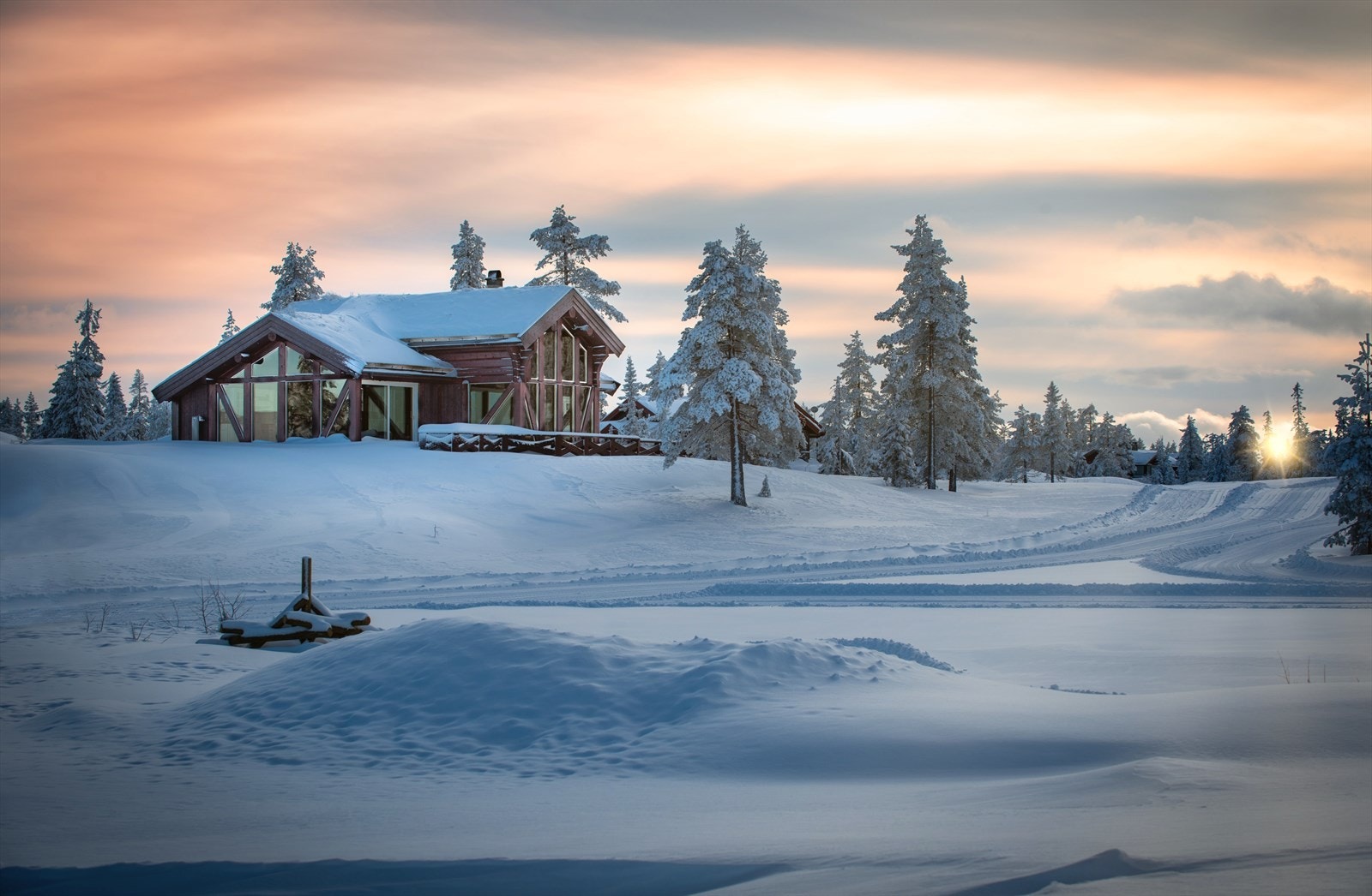 I nærområdet finnes et variert nett av turstier og skiløyper som gir enkel tilgang til flotte naturopplevelser, enten man foretrekker rolige fjellturer, langrenn eller andre friluftsaktiviteter. Galleribilde
