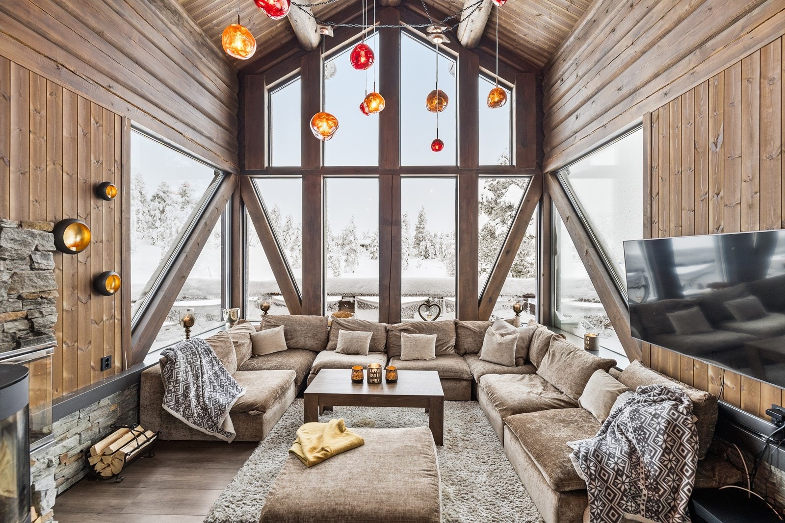 I stuen kan du fint slappe av med en god hyttefølelse. Galleribilde