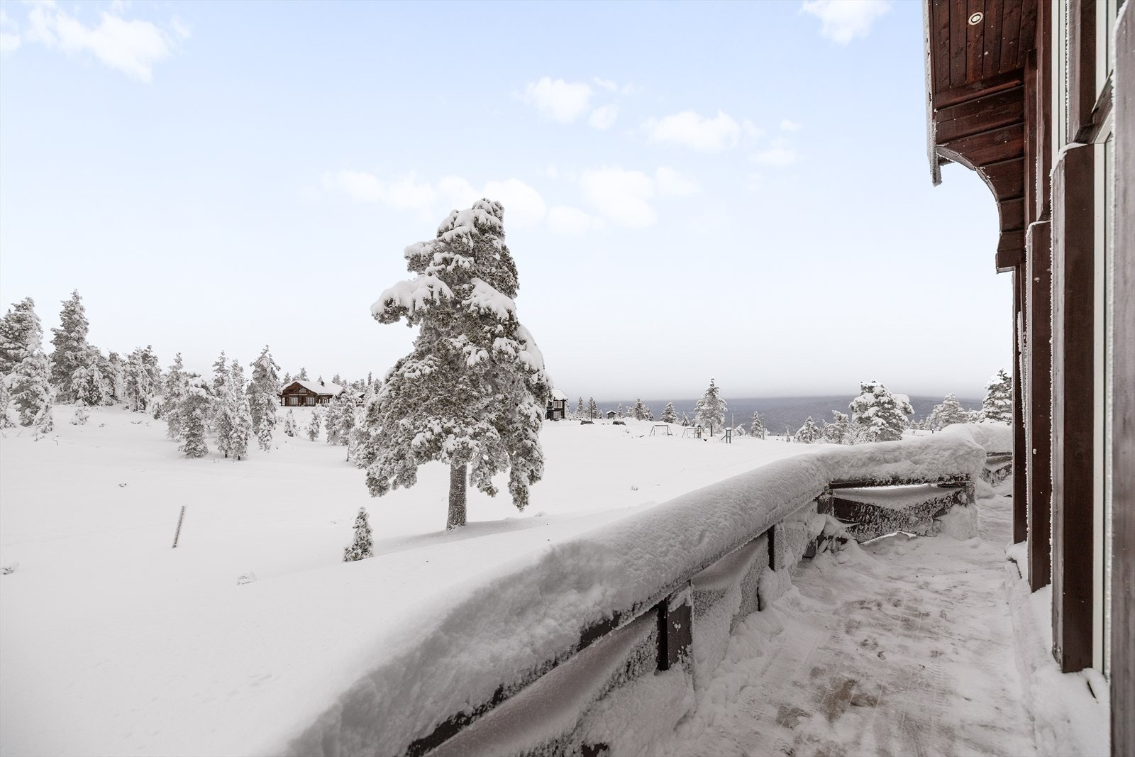 Ute har du en terrasse hvor du kan nyte den vakre utsikten. Galleribilde