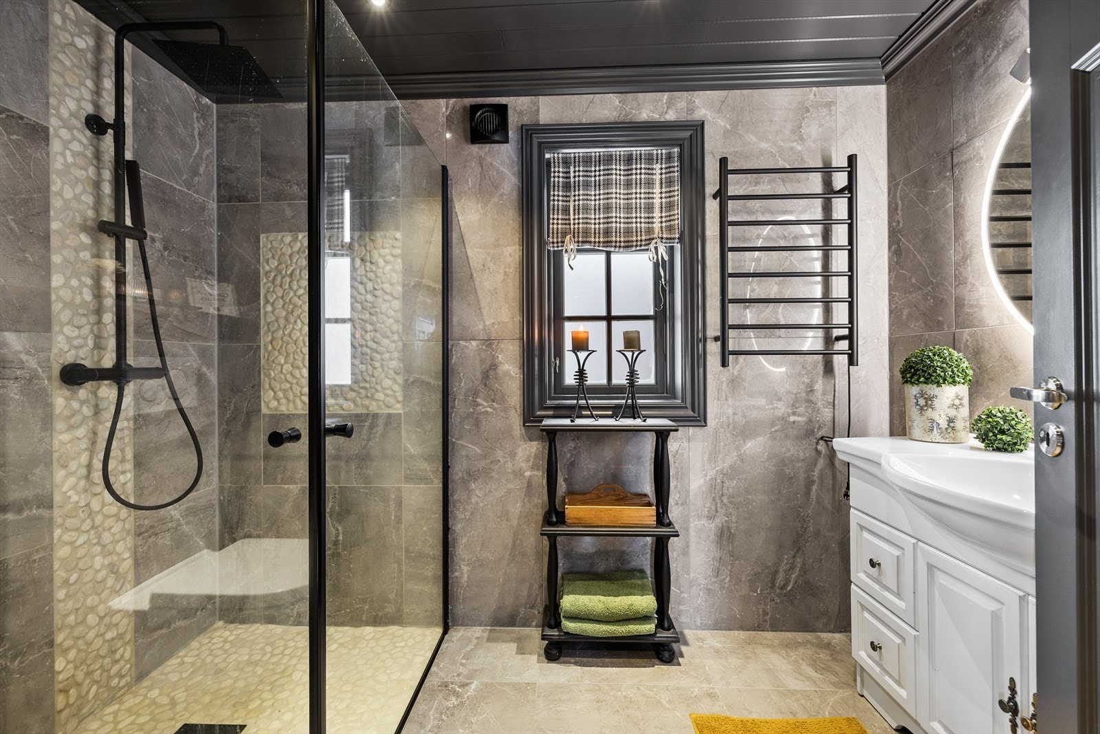 På badet får man en behagelig start på dagen med deilig gulvvarme og godt albuerom både innenfor og utenfor dusjen. Galleribilde