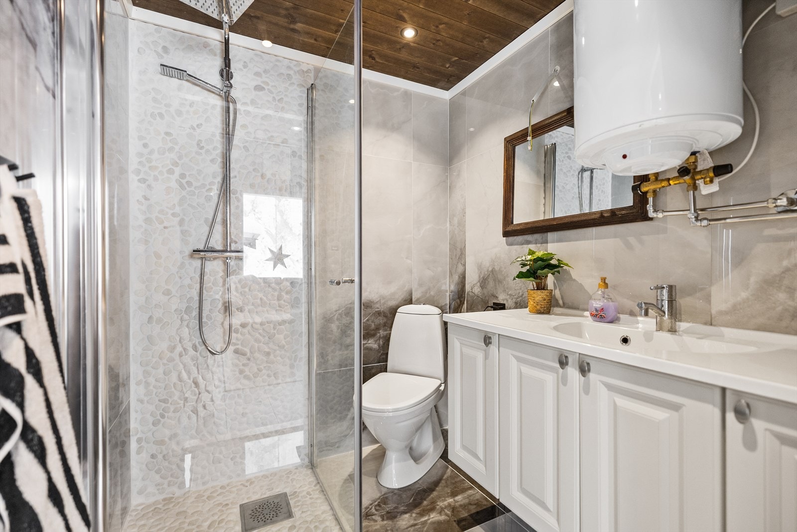 I tillegg finnet du et flislagt baderom med gulvvarme. Galleribilde