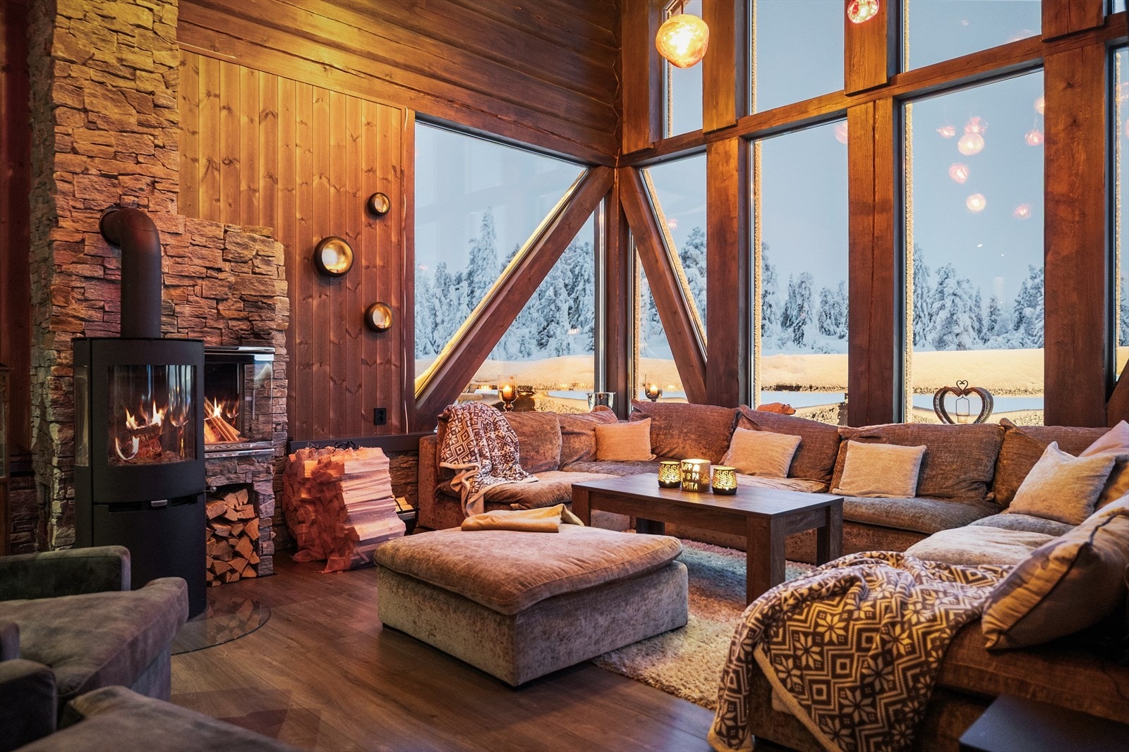 Store vindusflater slipper inn rikelig med lys i hytta. Galleribilde