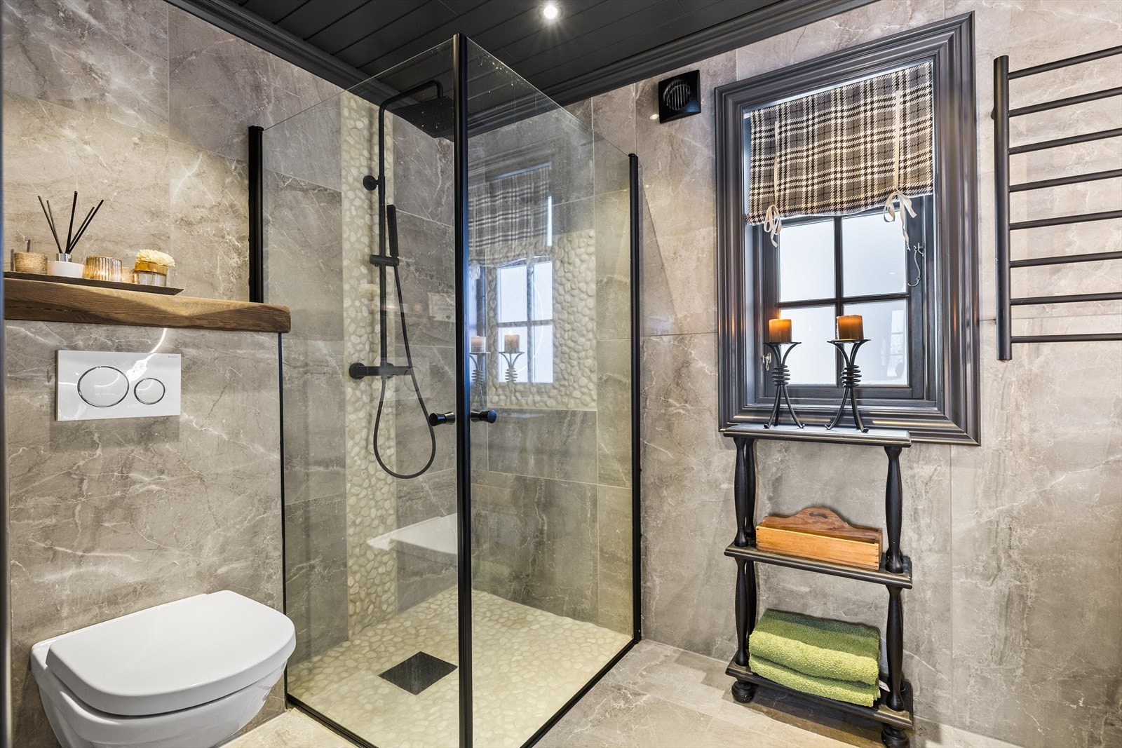 Badet er helfliset og innbydende med dusjhjørne, vegghengt toalett... Galleribilde