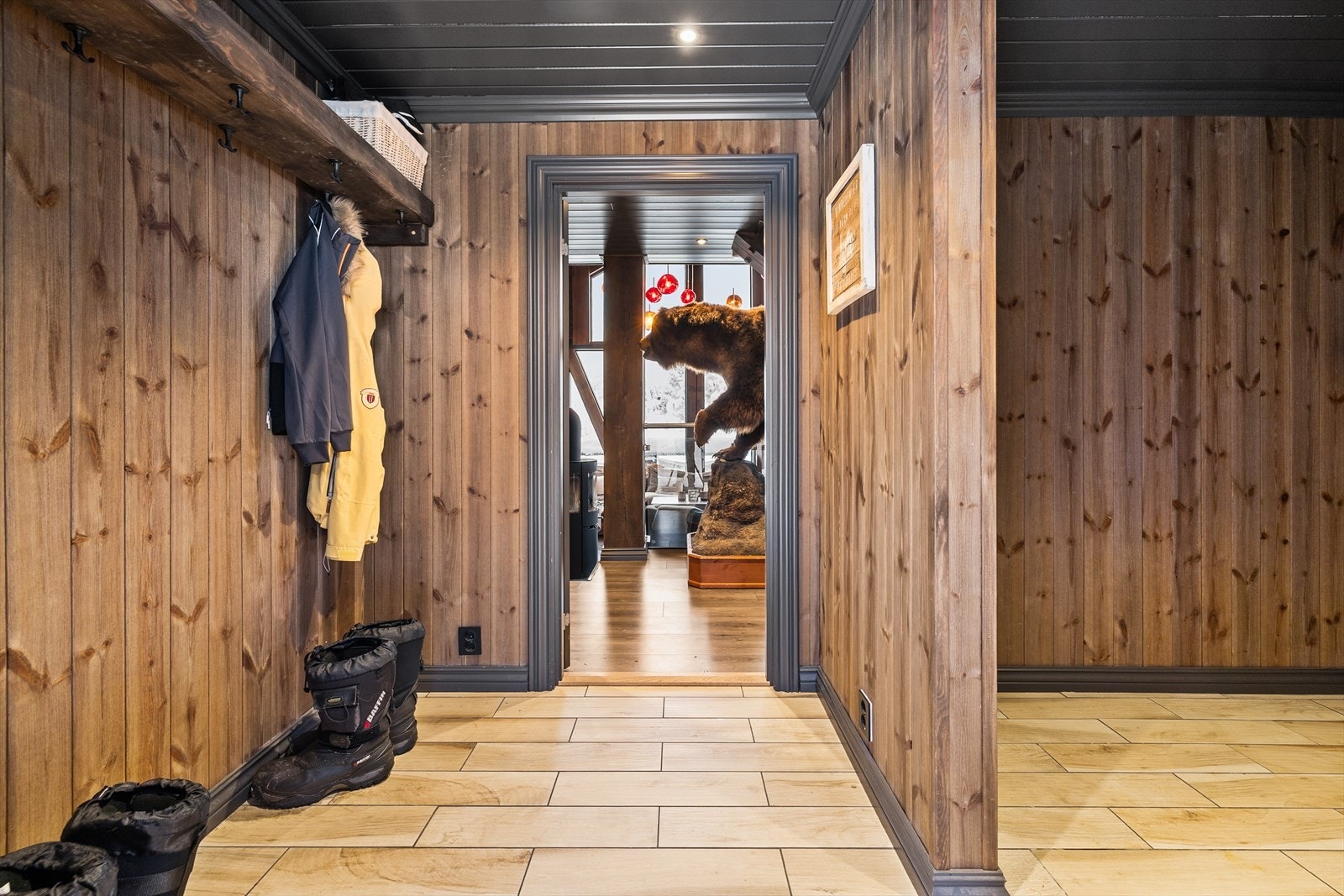 Entréen er stor og romslig og gir et godt førsteinntrykk av hytta. Galleribilde