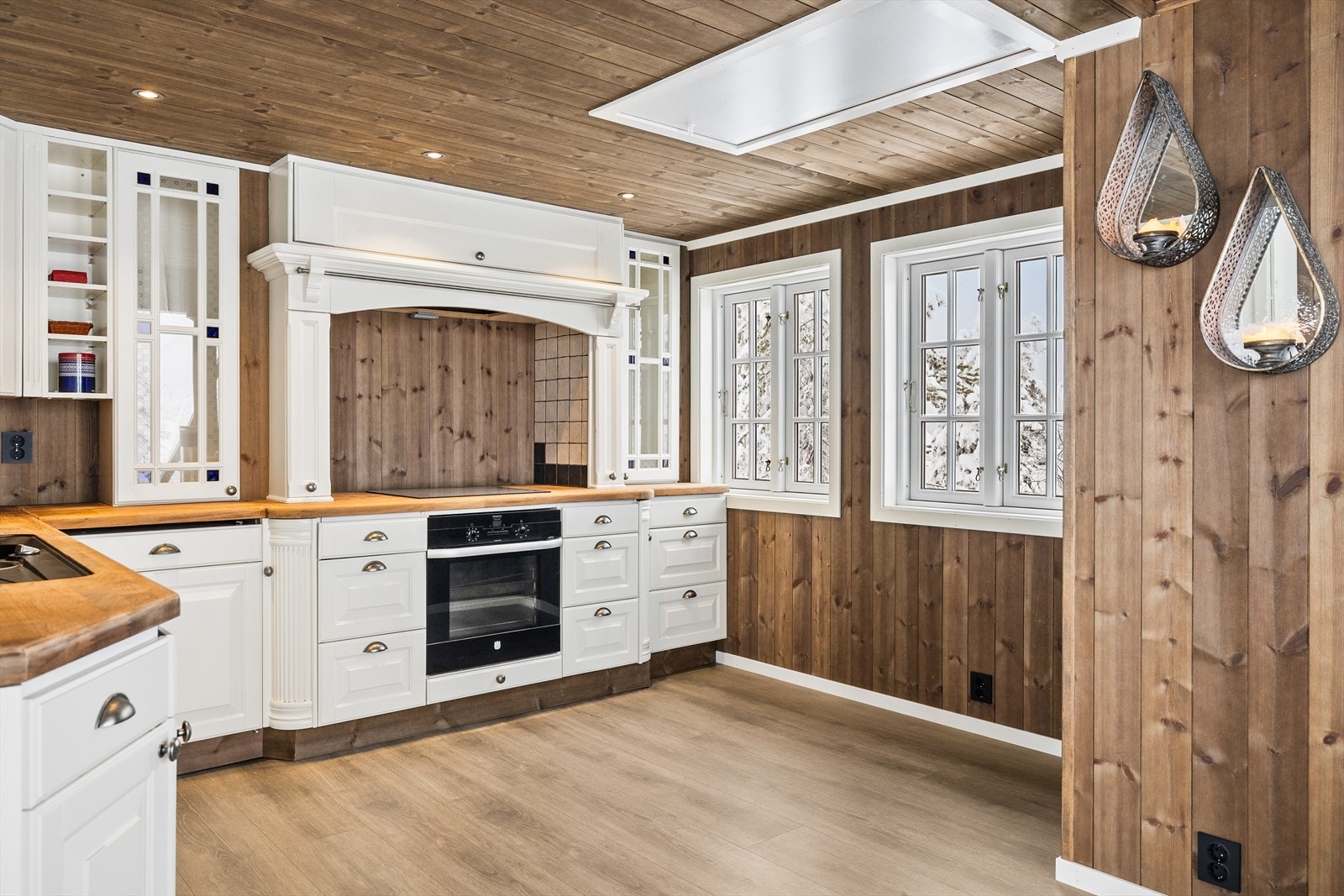 Det er integrert komfyr, platetopp og to benkekjøleskap. Galleribilde