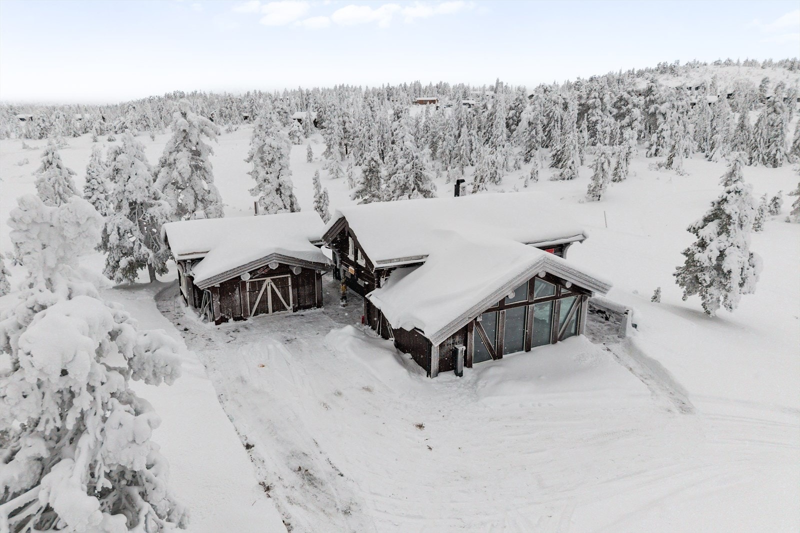 Her får du en hytte med sentral plassering, samtidig ligger eiendommen usjenert til med lite innsyn. Galleribilde