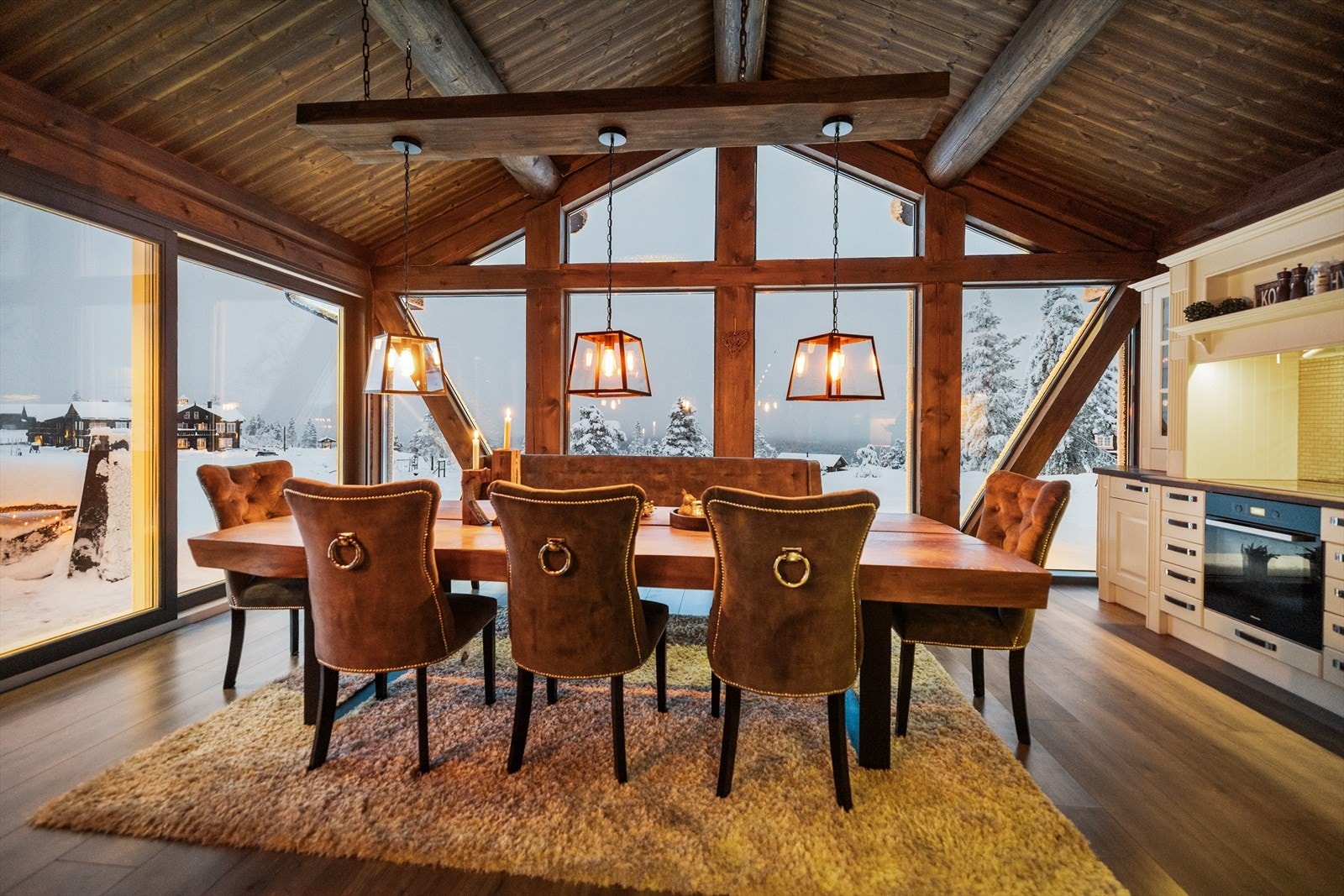 God plass til spisebord på kjøkkenet hvor du kan nyte både mat og utsikt. Galleribilde