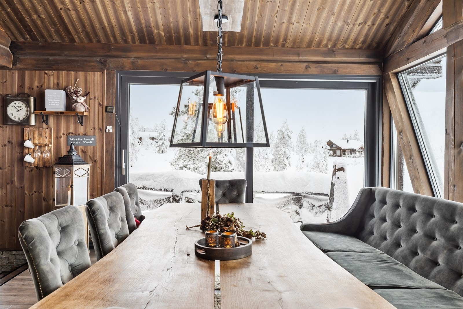 Her kan du fint ha mange gjester over på et godt måltid. Galleribilde