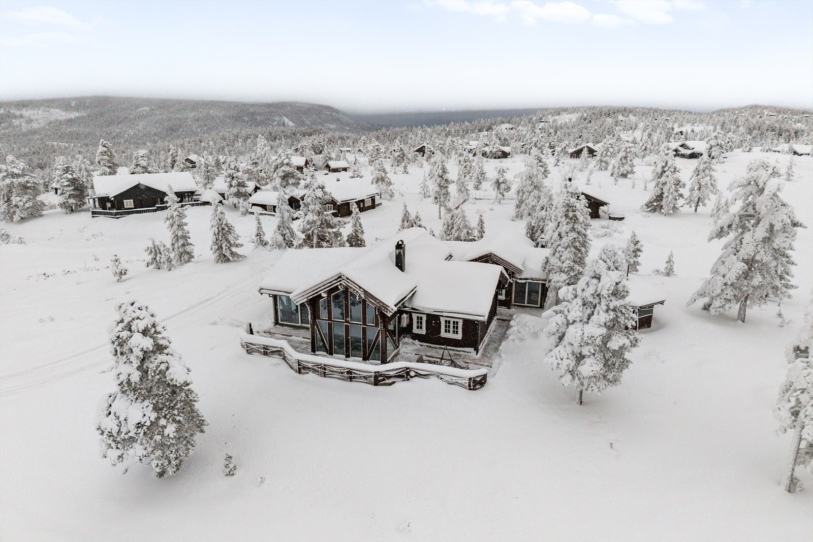 Fritidseiendommen består av både hovedhytte og et stort anneks med selvstendig enhet, noe som gir en fleksibilitet få kan matche. Galleribilde