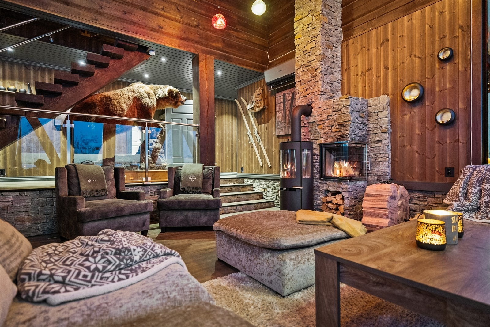 I stuen er det to peiser for ekstra varme etter en skitur. Galleribilde