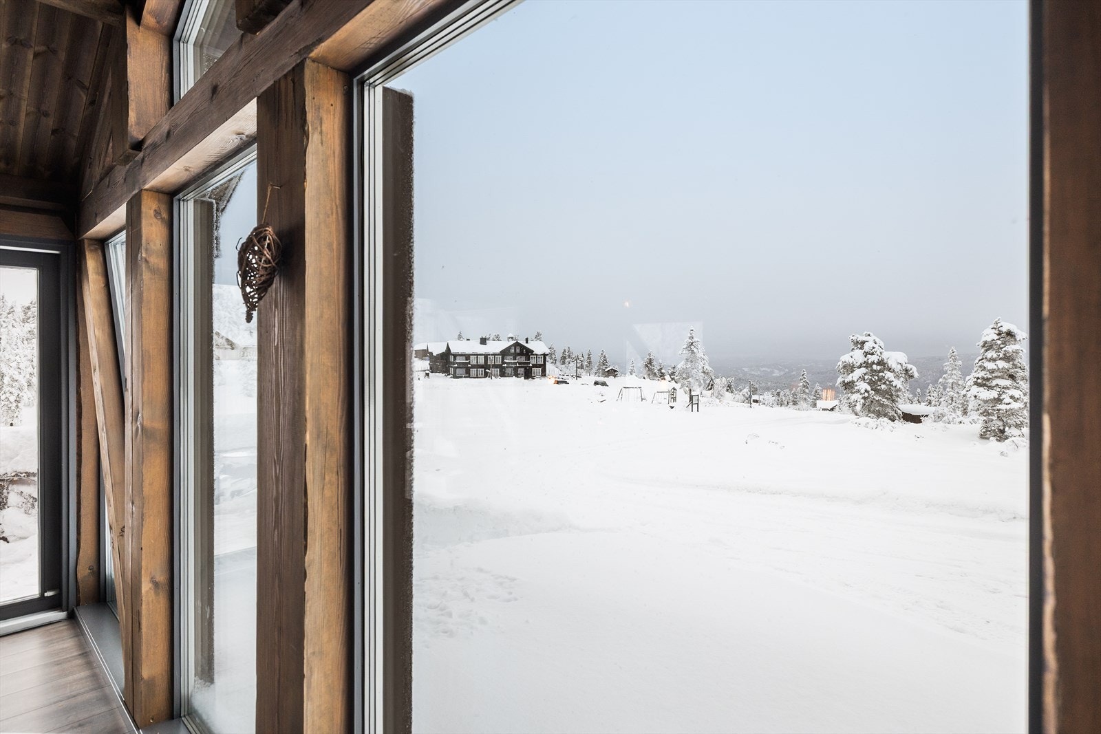 Her ser du godt nedover dalene på klare dager. Galleribilde