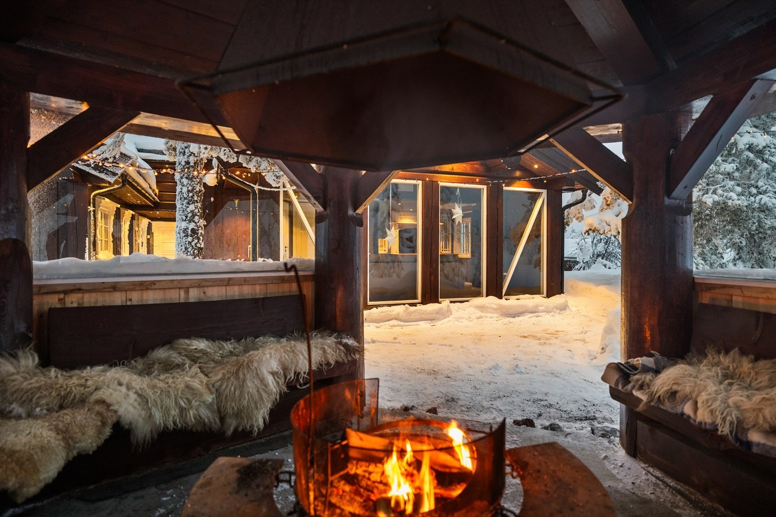 Her er det fin plass til gode venner og familie og samle seg rundt bålet. Galleribilde