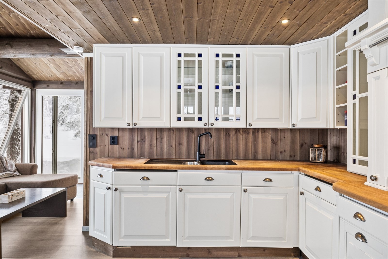 Kjøkkenet er tidløst med profilerte fronter og heltre benkeplate. Galleribilde