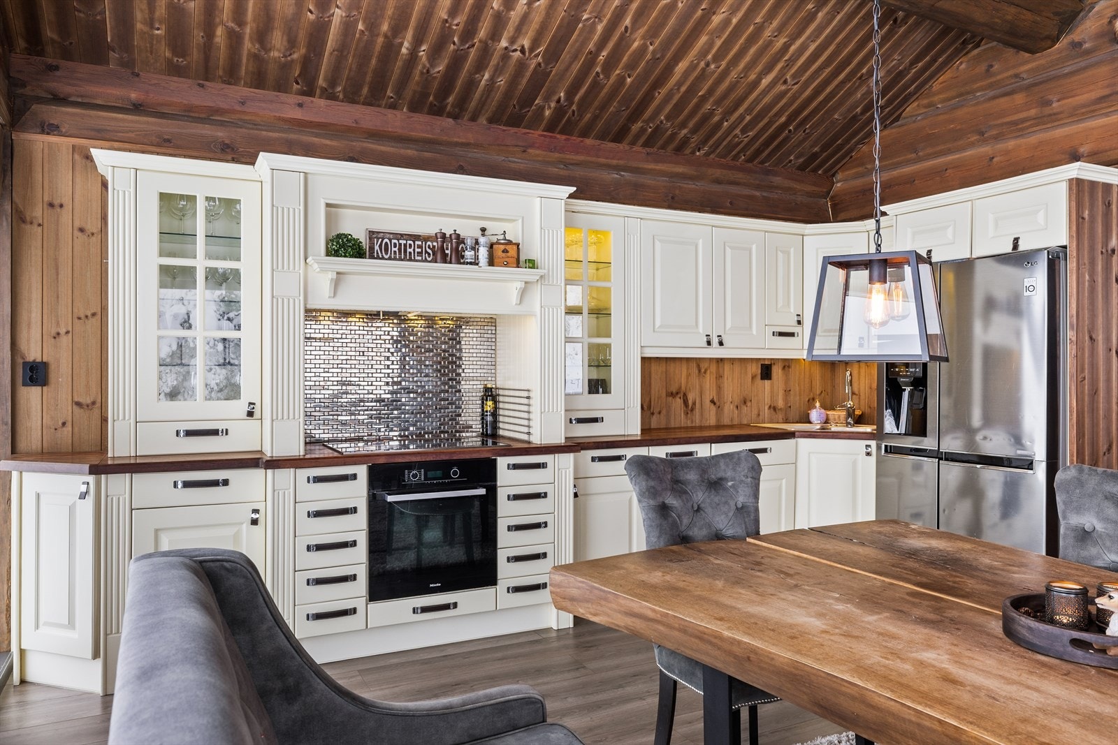 I tillegg finner du integrert komfyr og platetopp, samt dobbelt kjøl-/fryseskap med isbitmaskin - en detalj som understreker at dette er en eiendom med det lille ekstra. Galleribilde