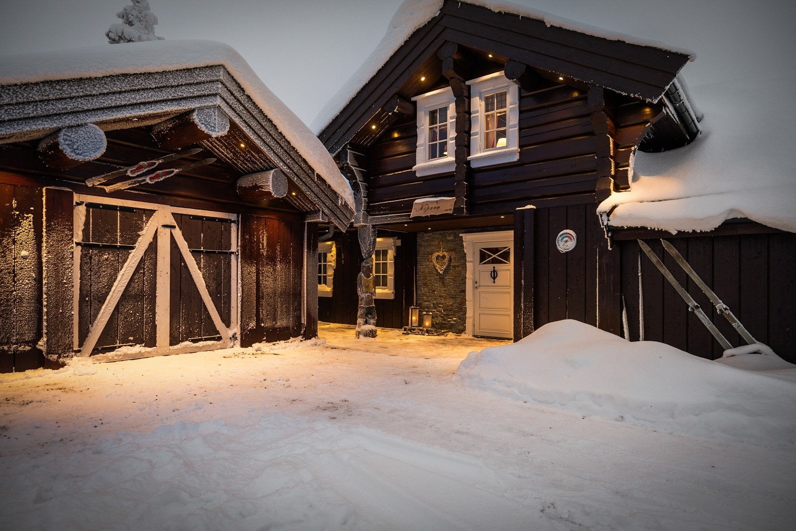 Det er fint med biloppstillingsplass utenfor hytta. Galleribilde