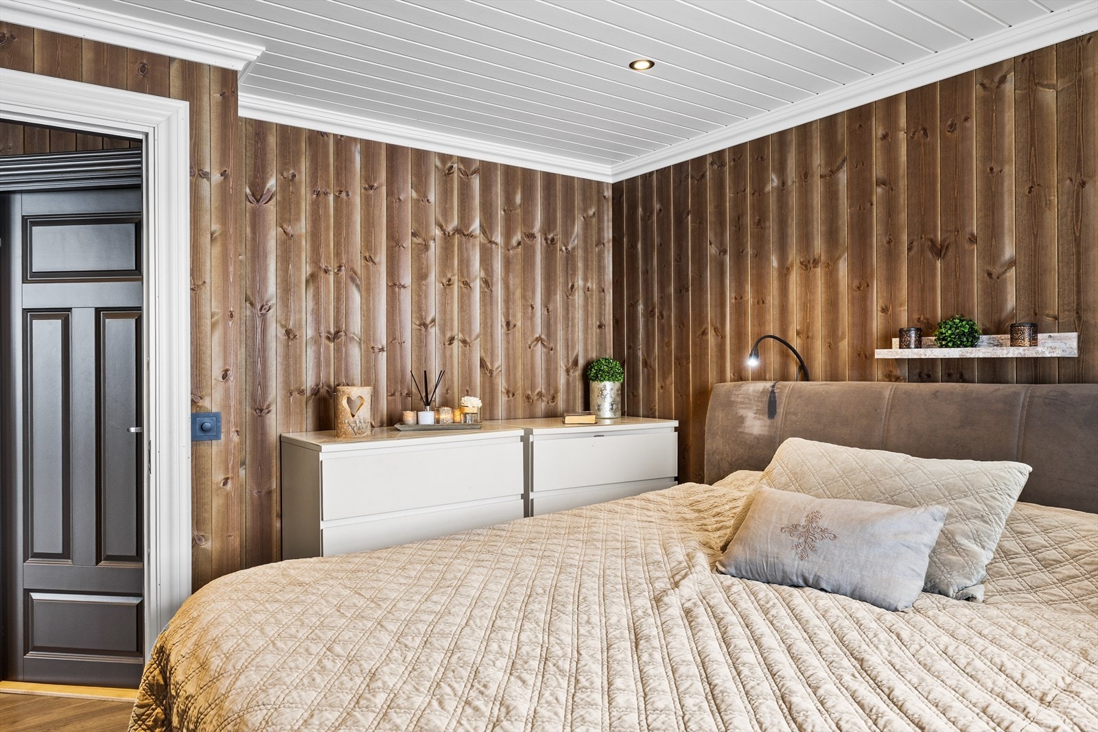 Hovedsoverommet er romslig med god plass til dobbeltseng, nattbord på hver side og øvrig møblement. Galleribilde