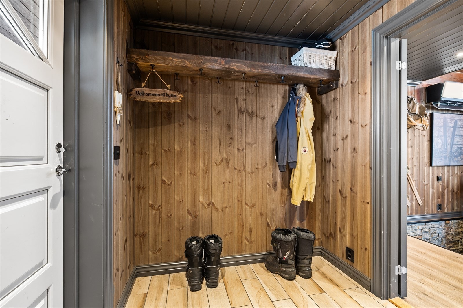 Her har du naturlig plass til å henge av deg ytterklær og sette fra deg sko. Galleribilde